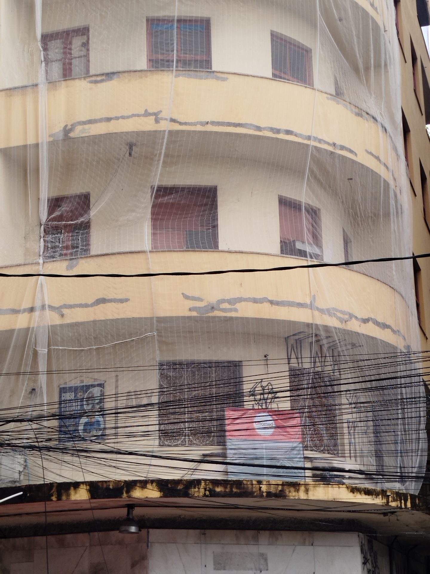 Prédio em Recife com tela de proteção durante obra de fachada