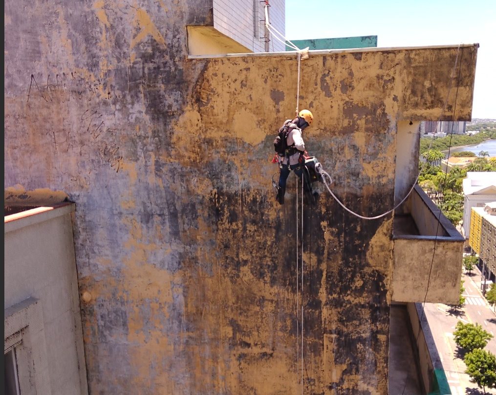 Profissional da Uhomed em acesso por corda trabalhando na fachada de um prédio em Recife