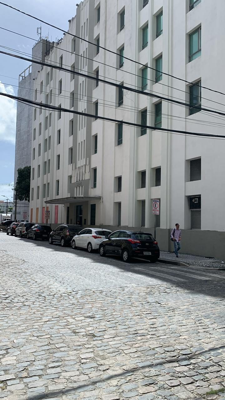 Prédio em Recife com fachada pintada após a obra