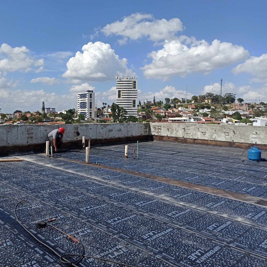 Cobertura de prédio em Recife recebendo impermeabilização com manta