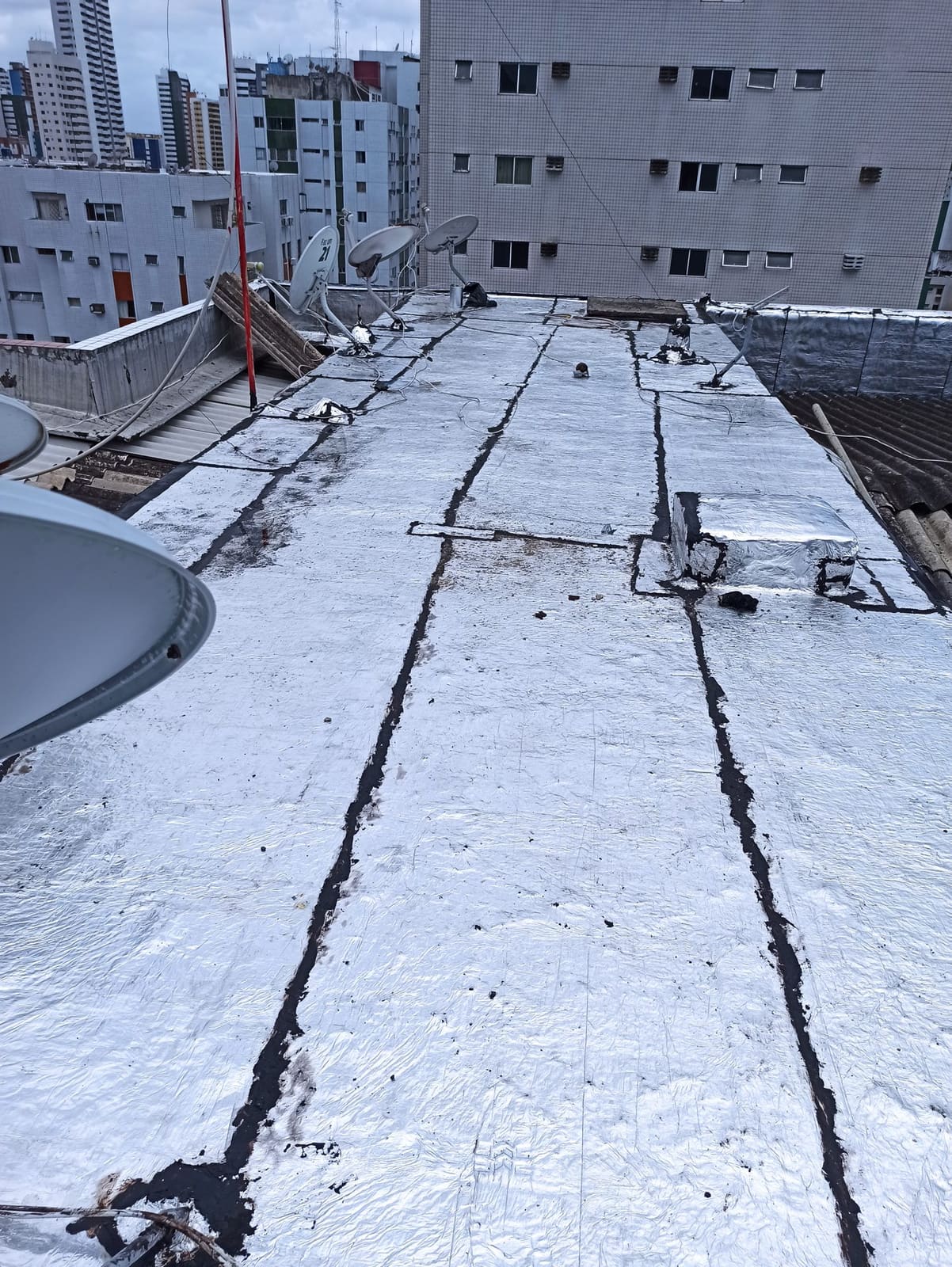 Cobertura de prédio com manta aluminizada de impermeabilização, um dos sistemas avaliados na inspeção predial